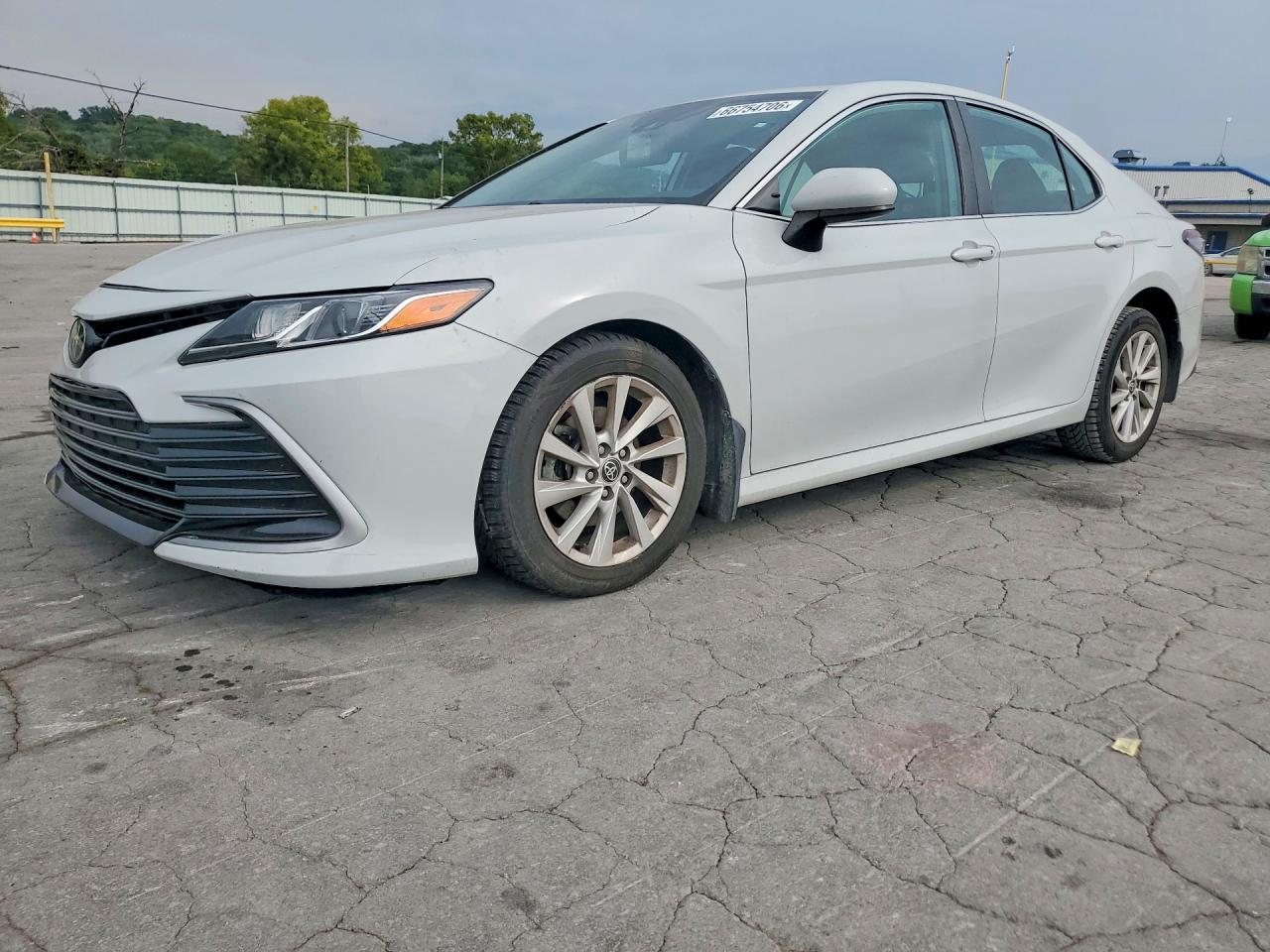 2022 Toyota Camry Le - zdjęcie główne