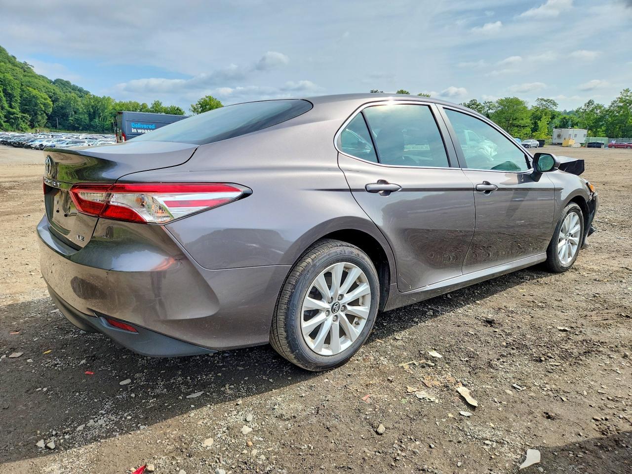 2018 Toyota Camry Le - zdjęcie 3