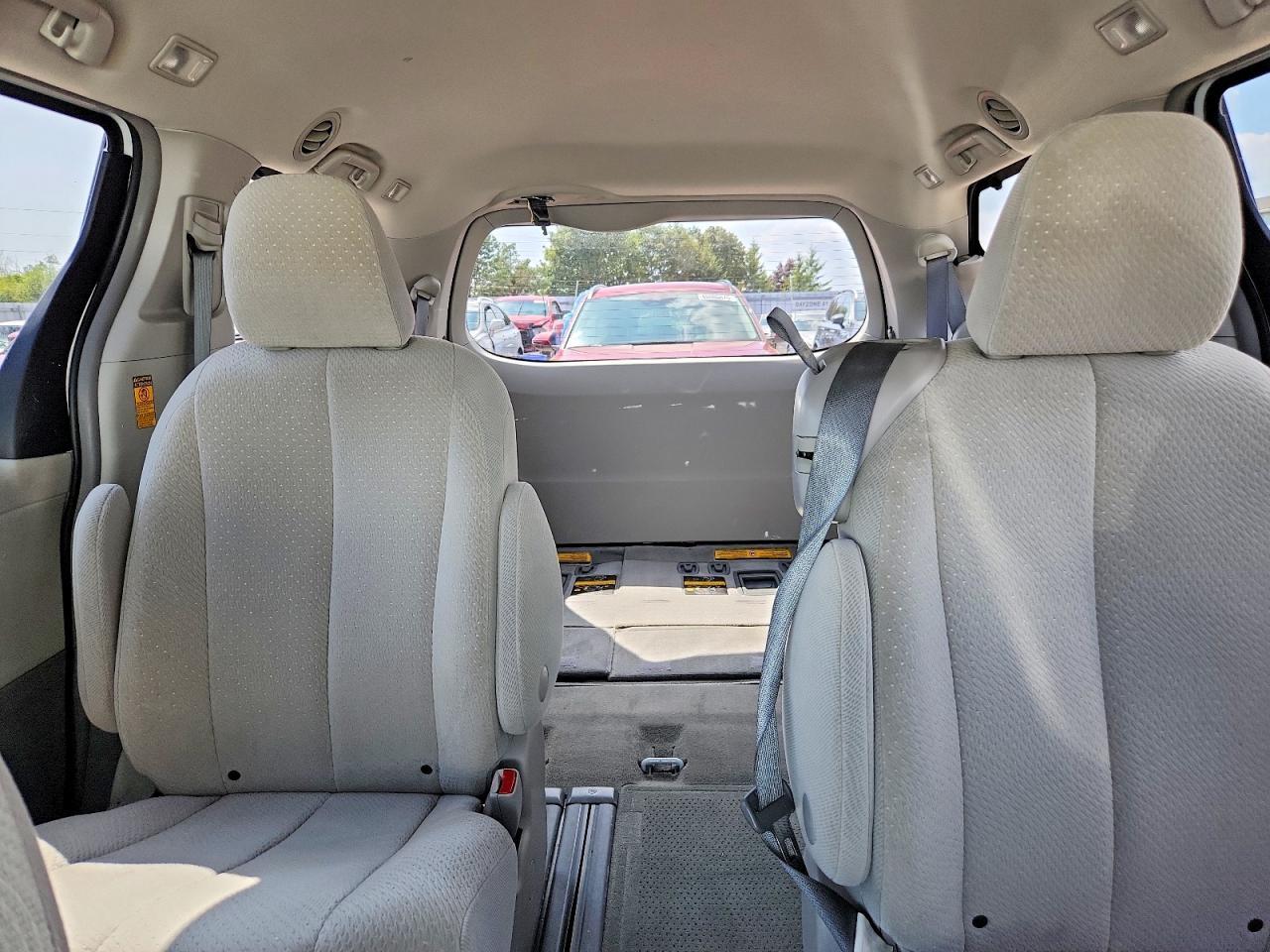 2014 Toyota Sienna Le - zdjęcie 10