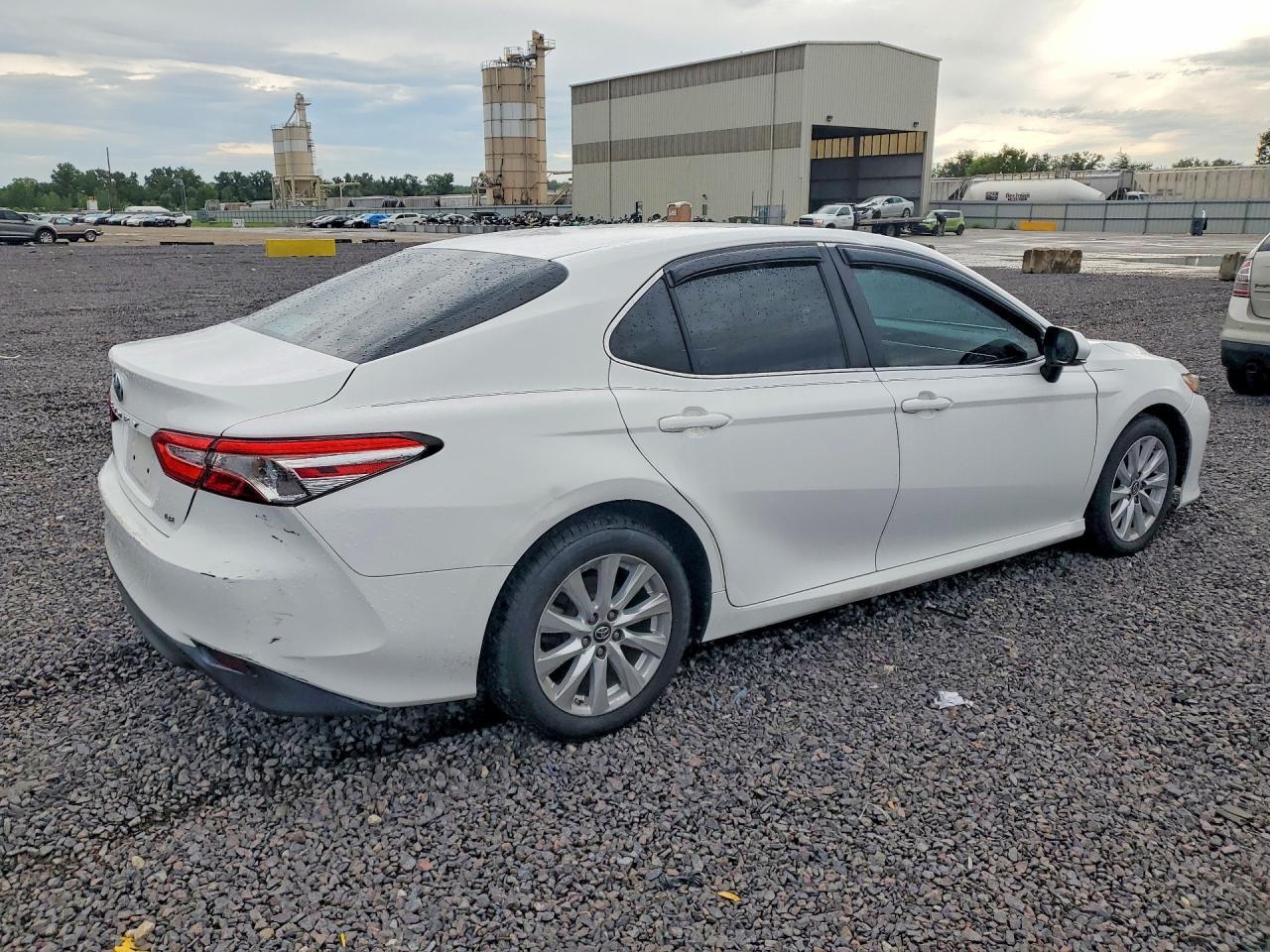 2018 Toyota Camry Le - zdjęcie 3