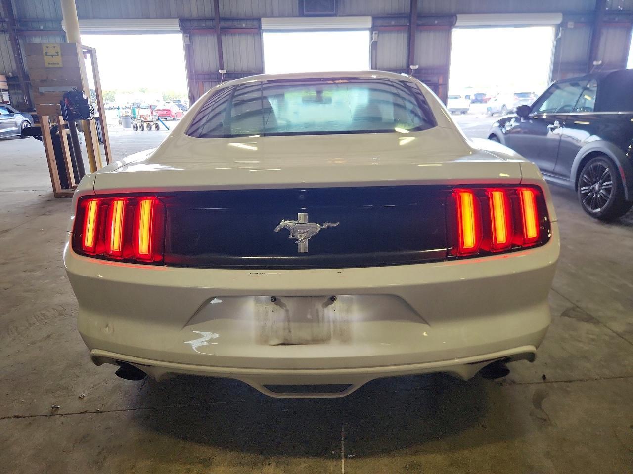 2016 Ford Mustang - zdjęcie 6