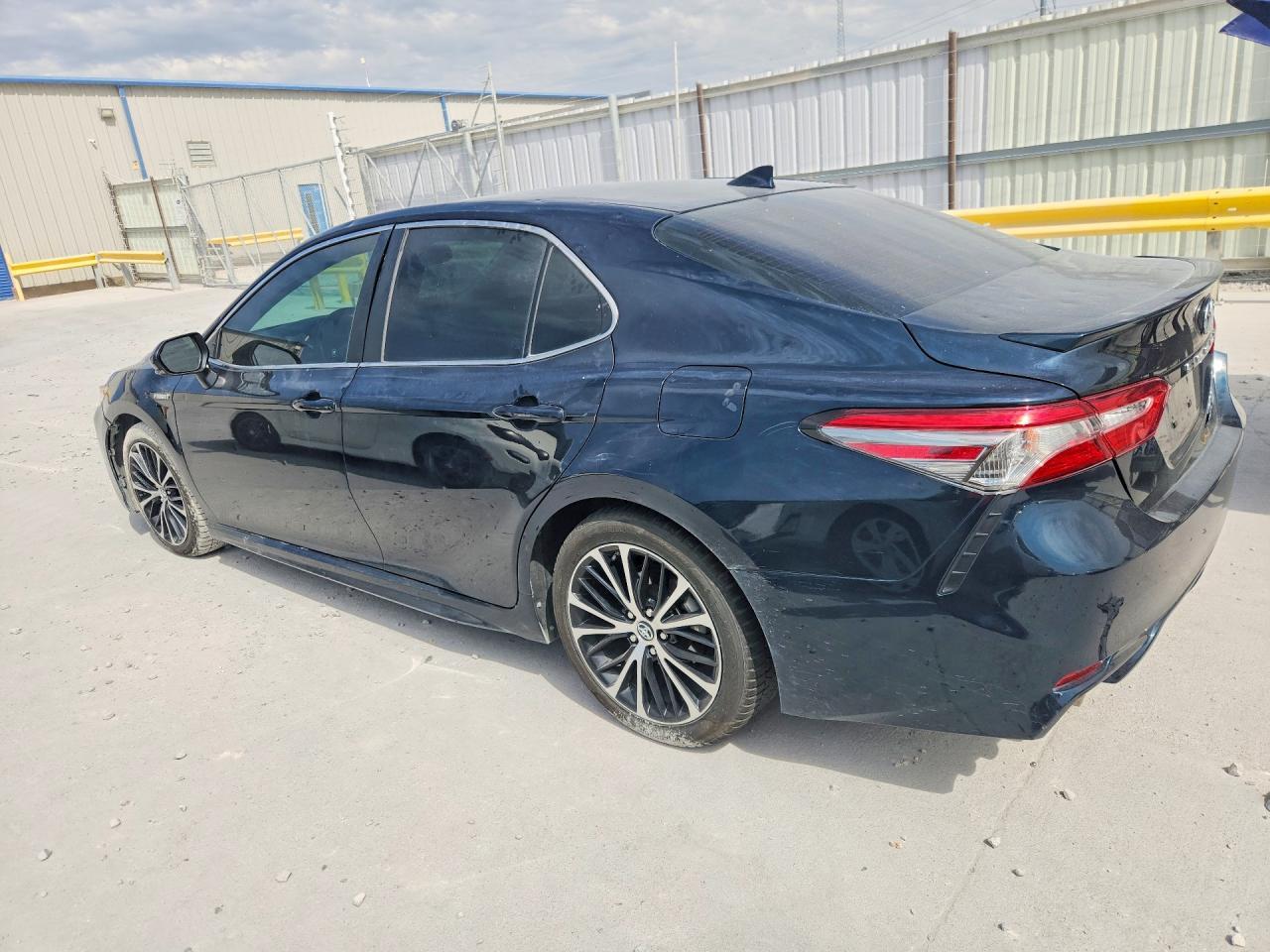 2019 Toyota Camry Hybrid Se - zdjęcie 2
