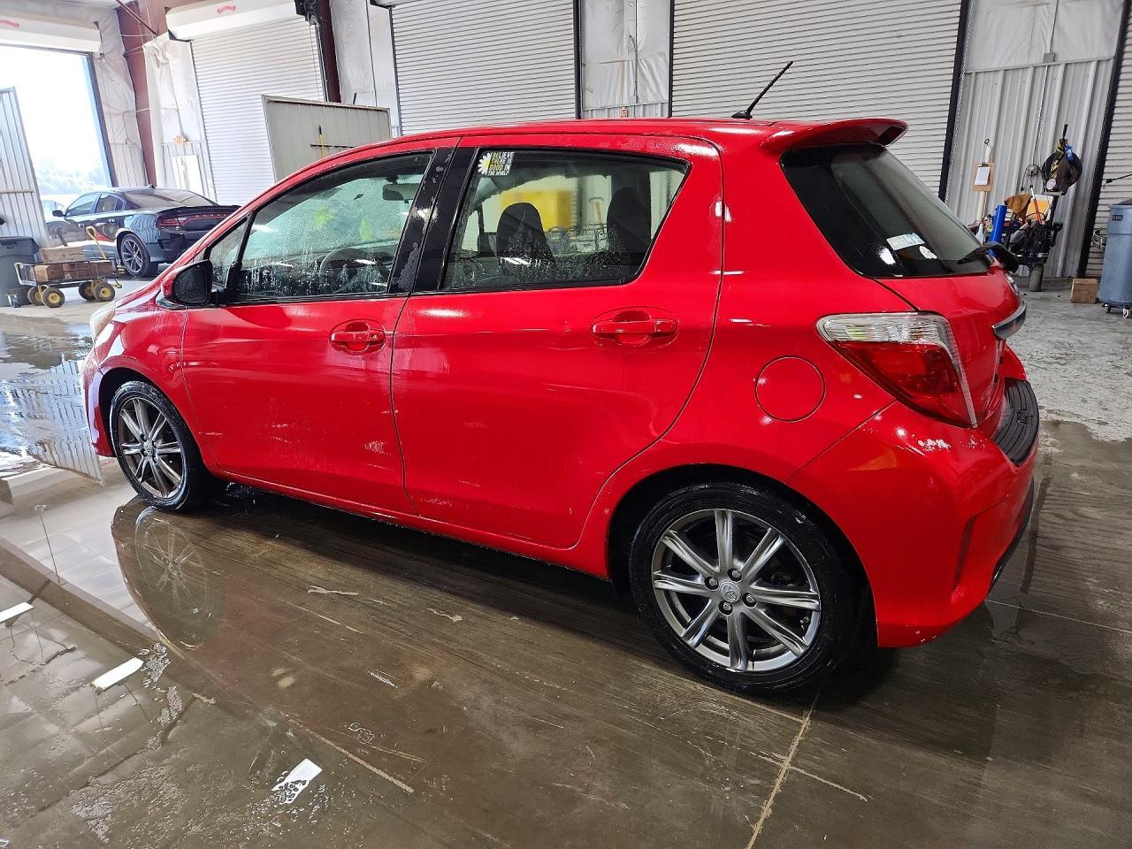 2013 Toyota Yaris 5-Door Se - zdjęcie 2