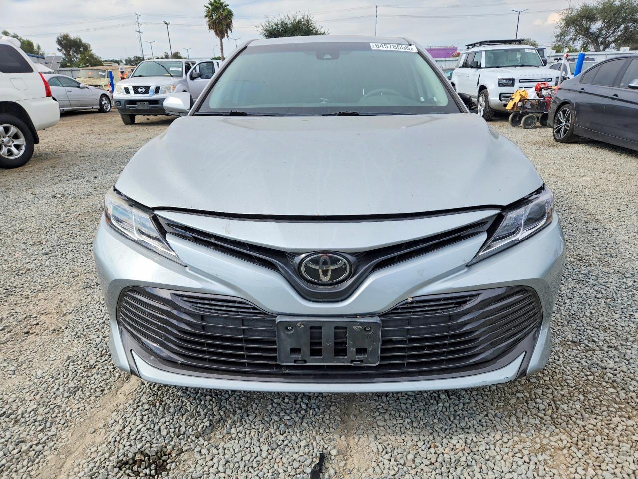 2020 Toyota Camry Le - zdjęcie 5