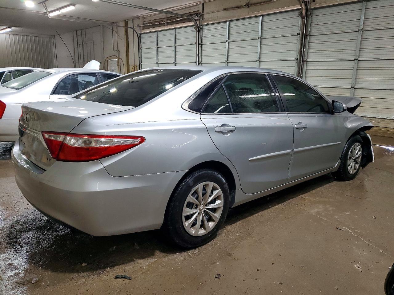 2017 Toyota Camry Le - zdjęcie 3