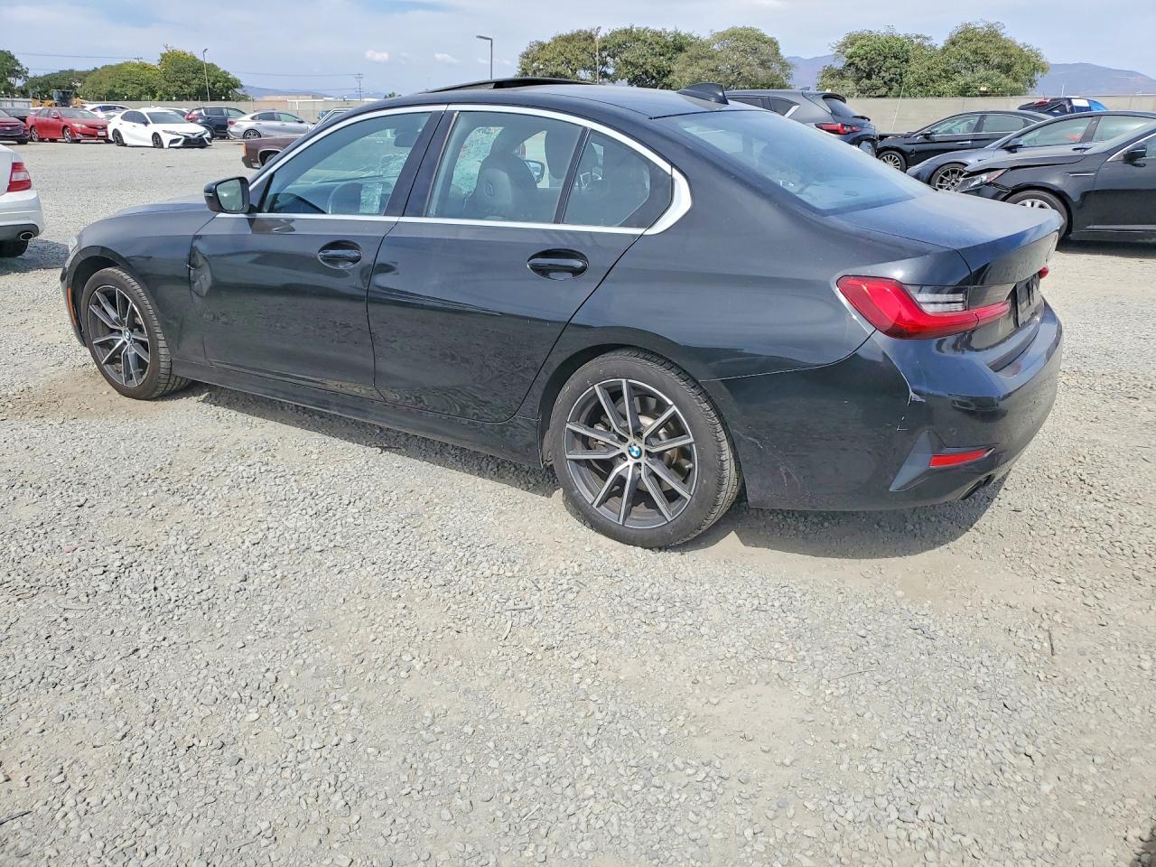 2019 BMW 330I - zdjęcie 2