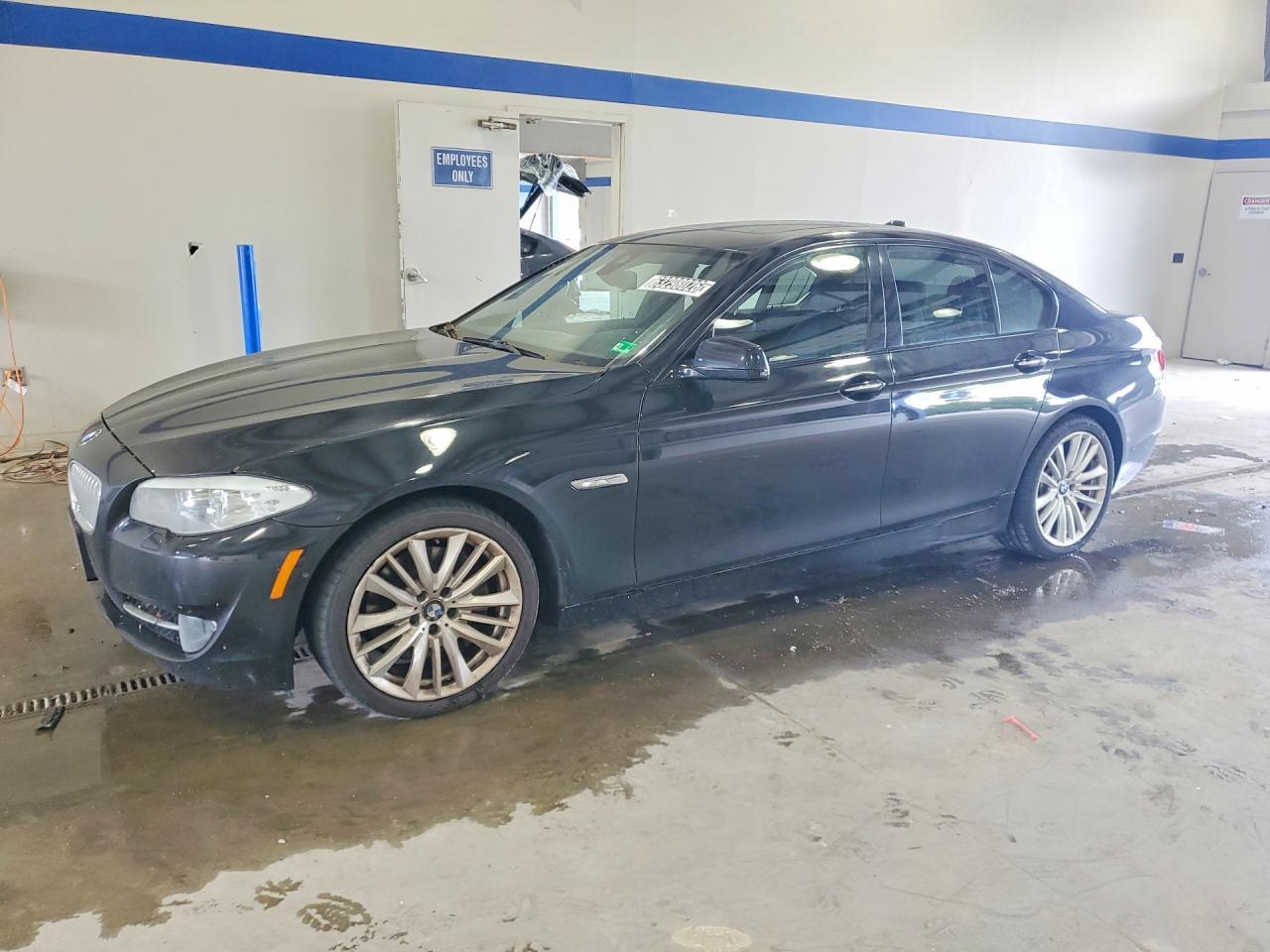 2013 BMW Seria 5 550i - zdjęcie główne