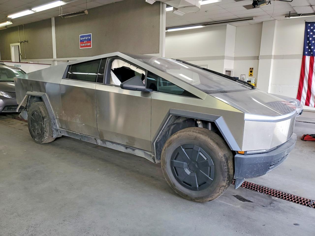 2026 Tesla Cybertruck - zdjęcie 4
