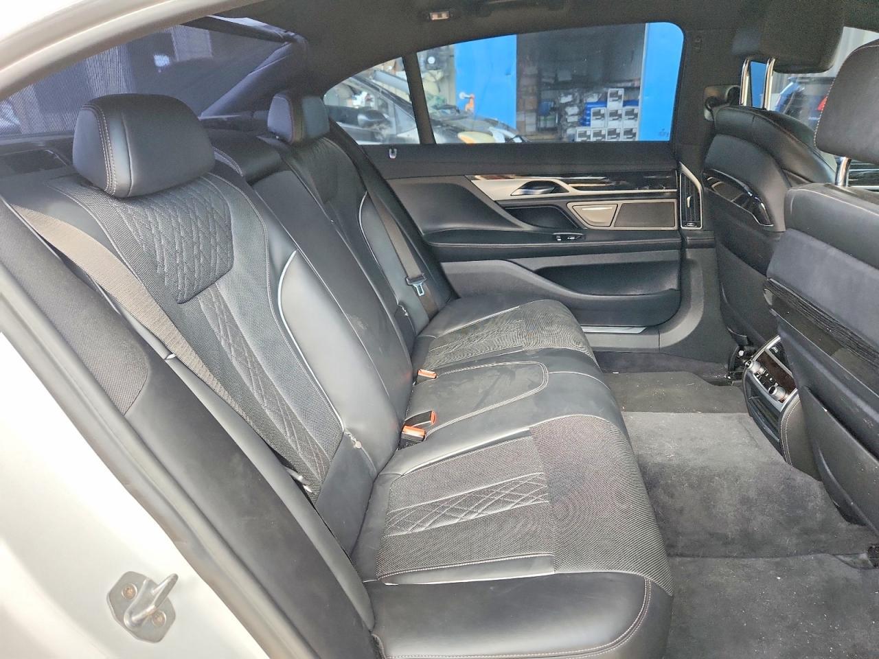 2019 BMW 750 Xi - zdjęcie 10