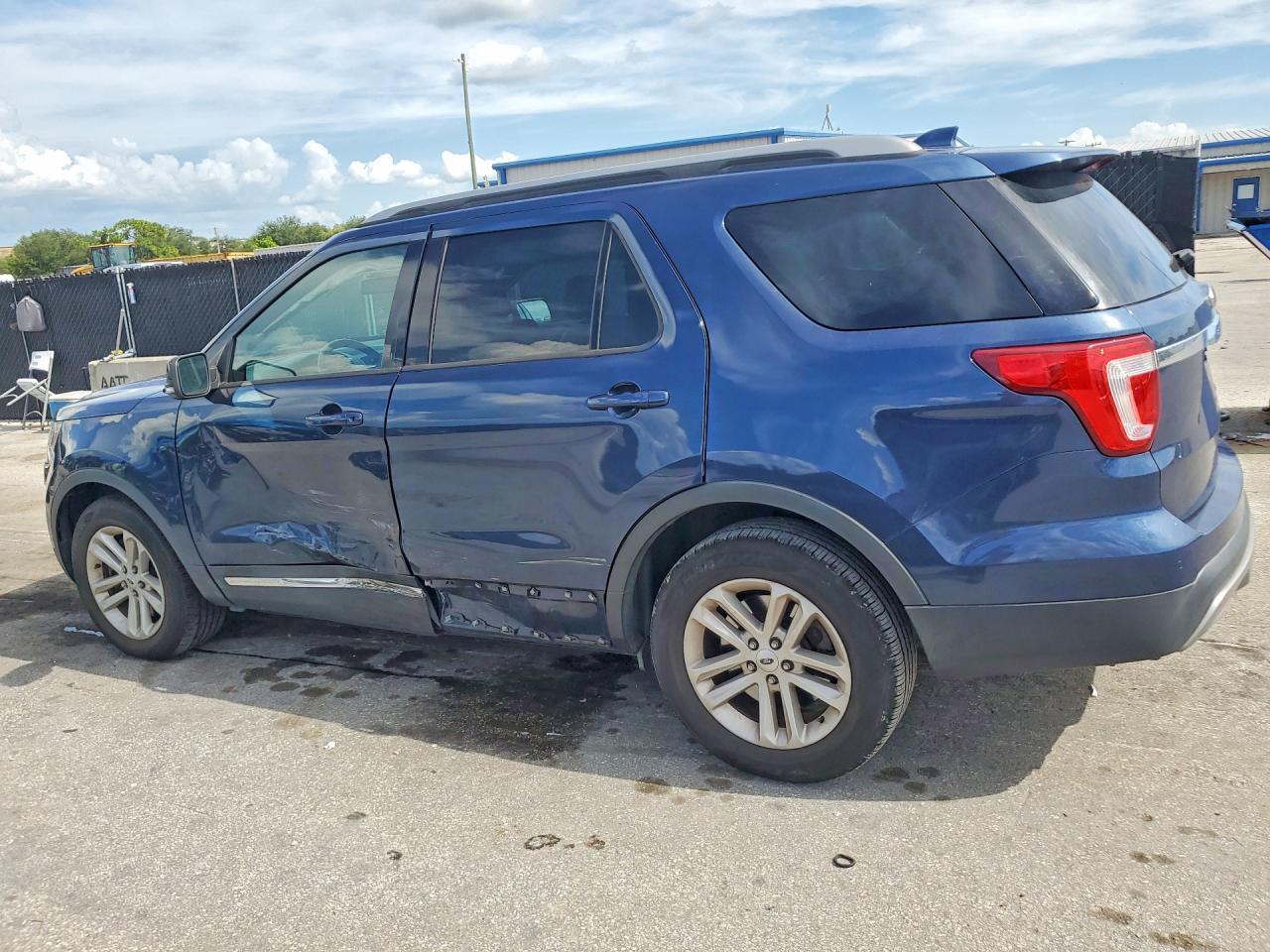 2017 Ford Explorer Xlt - zdjęcie 2