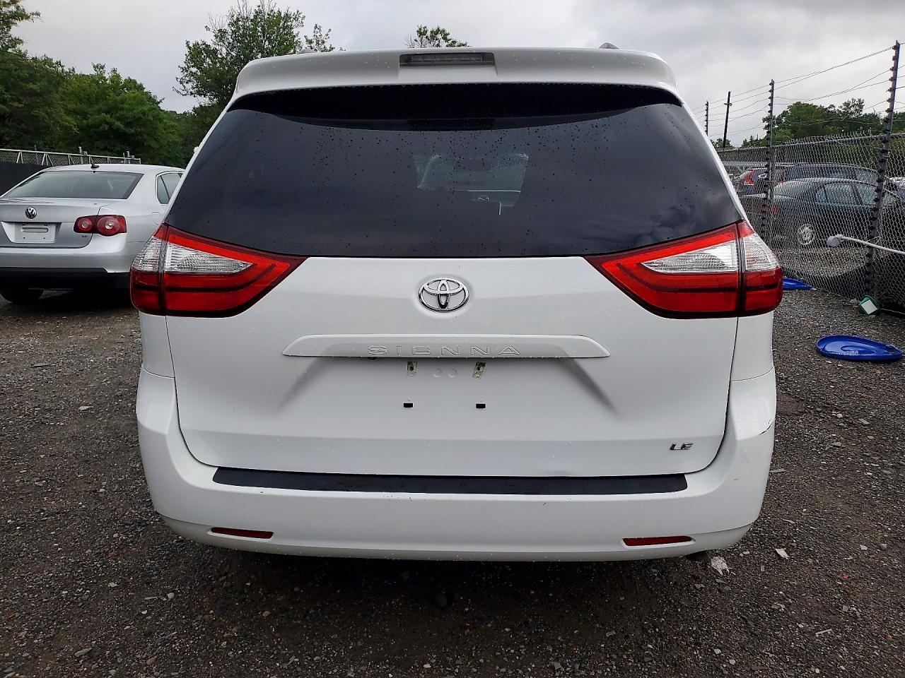2016 Toyota Sienna Le - zdjęcie 6