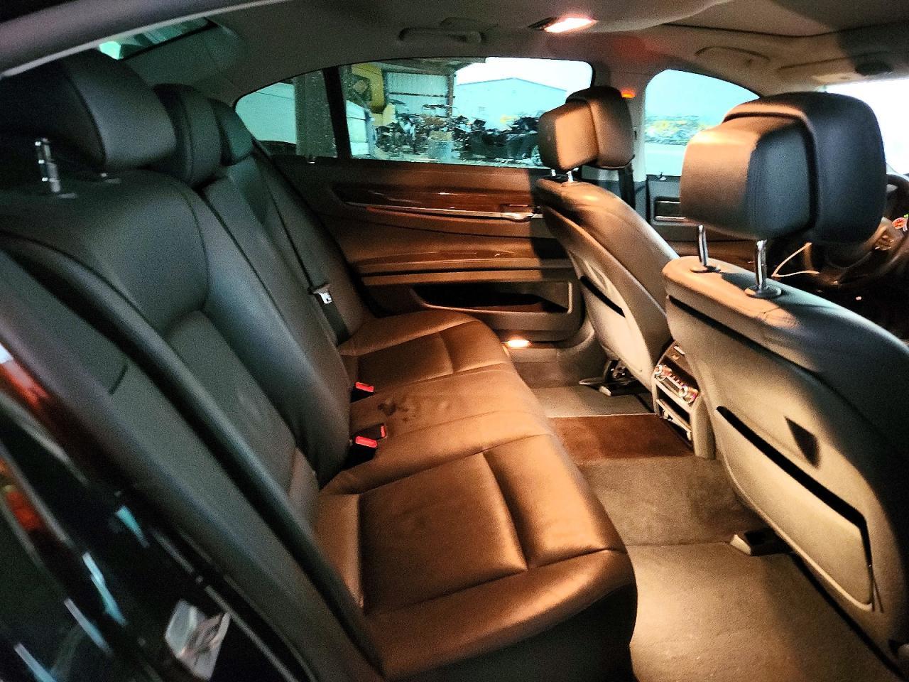 2015 BMW Seria 7 740Li - zdjęcie 10