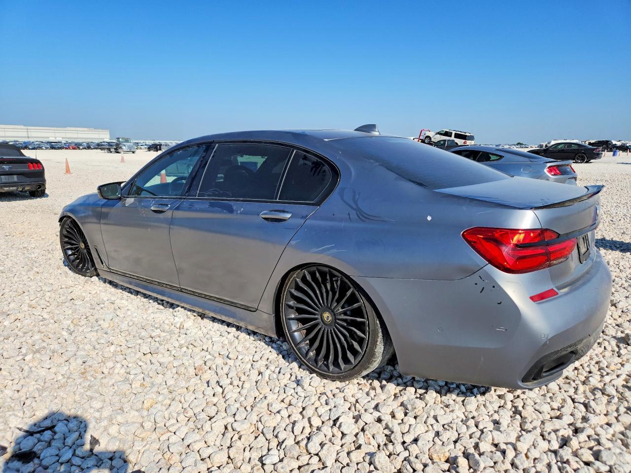 2018 BMW 750 I - zdjęcie 2