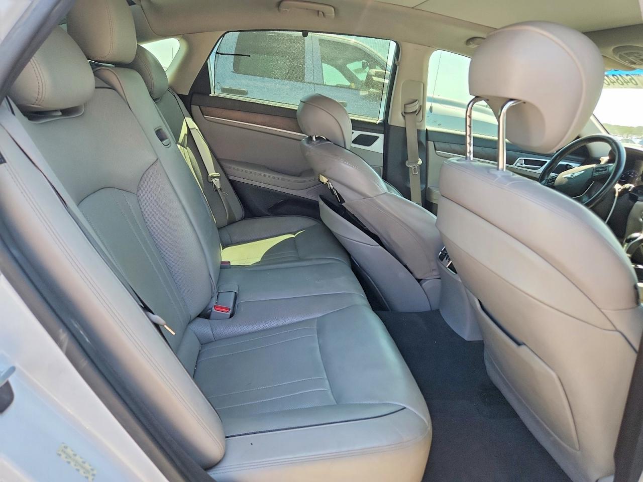 2015 Hyundai Genesis 3.8L - zdjęcie 10