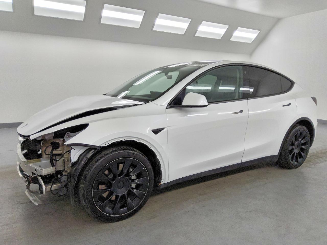 2022 Tesla Model Y - zdjęcie główne