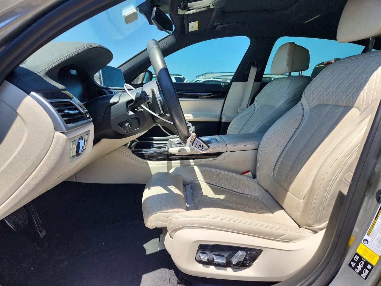 2022 BMW Seria 7 750i - zdjęcie 7