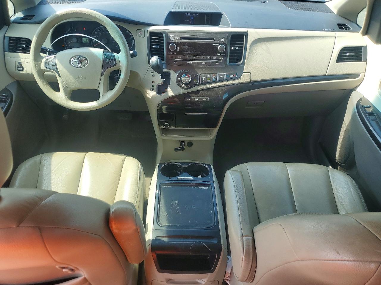 2014 Toyota Sienna Le - zdjęcie 8