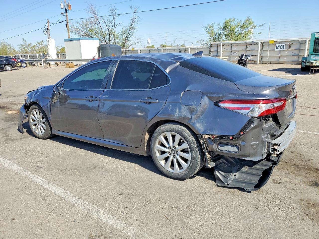 2019 Toyota Camry Le - zdjęcie 2