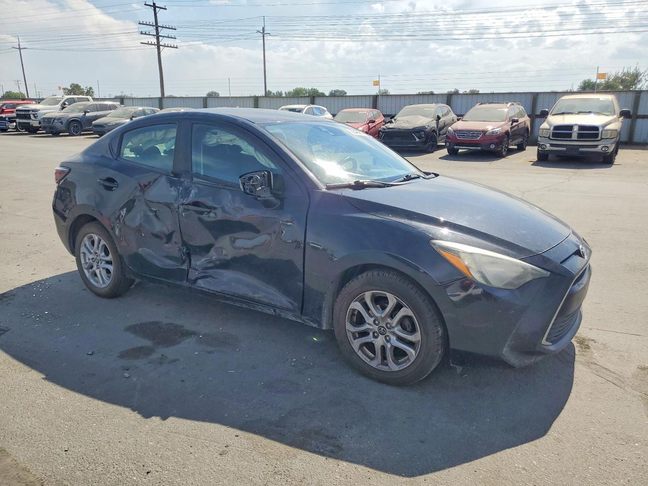 2017 Toyota Yaris Ia Base - zdjęcie 4