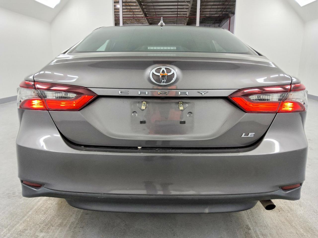 2022 Toyota Camry Le - zdjęcie 6