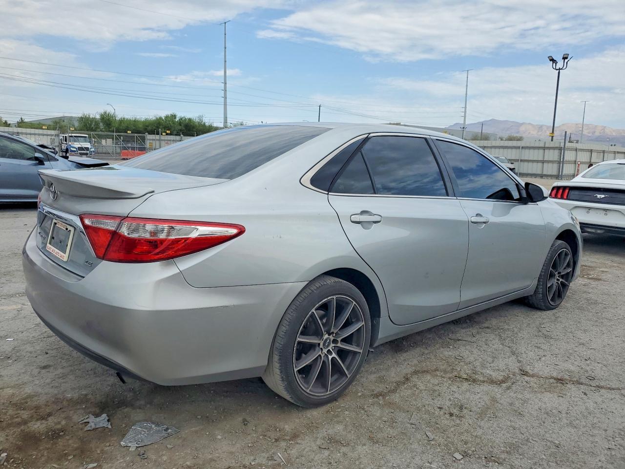 2017 Toyota Camry Le - zdjęcie 3