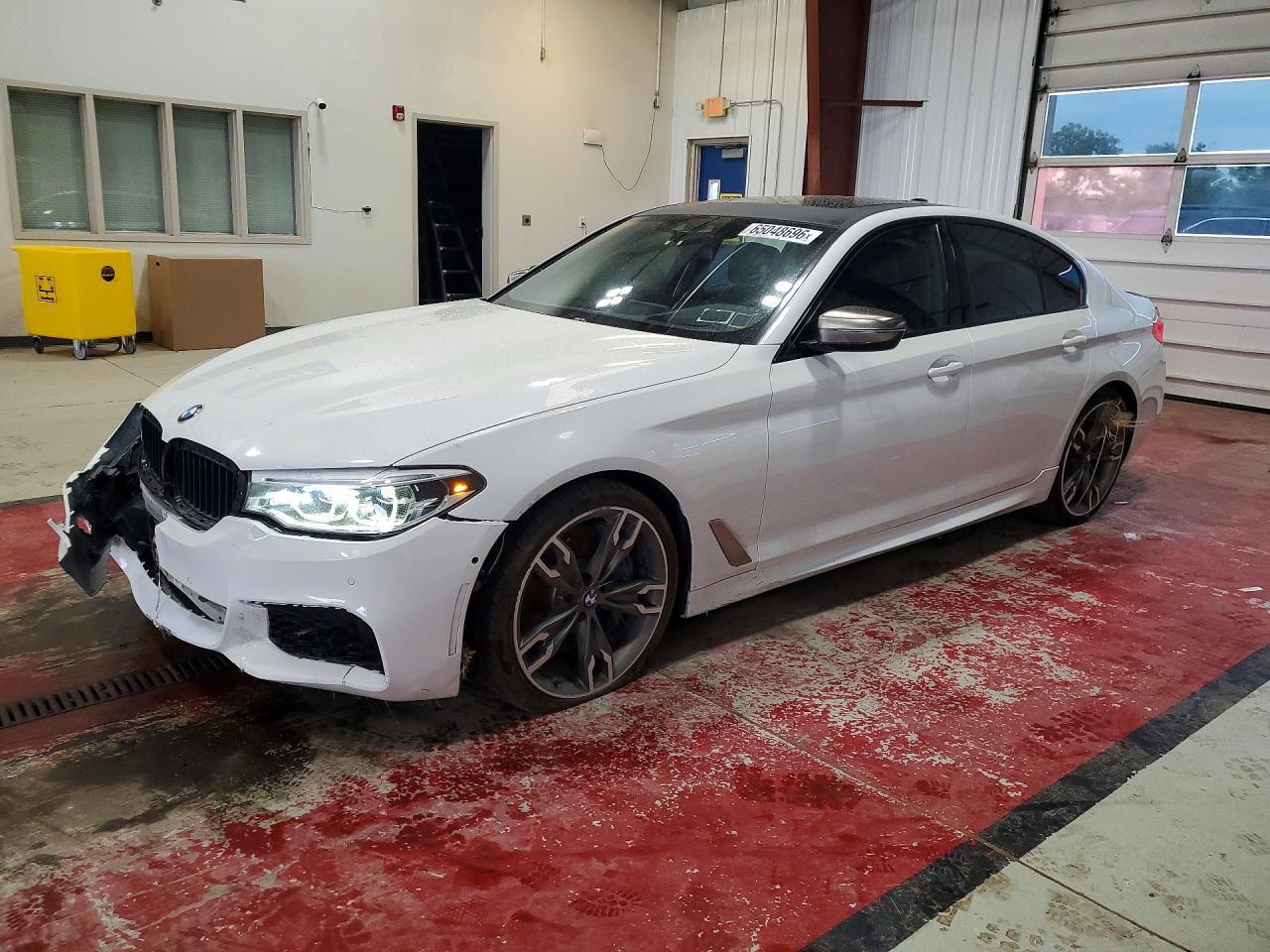 2019 BMW Seria 5 M550i - zdjęcie główne