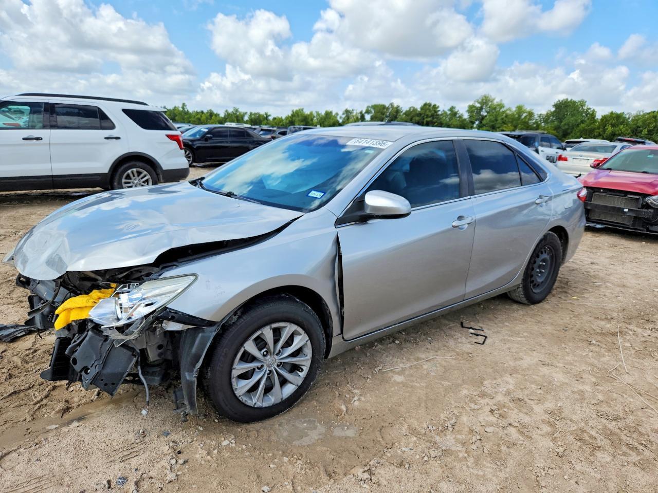 2016 Toyota Camry Le - zdjęcie główne