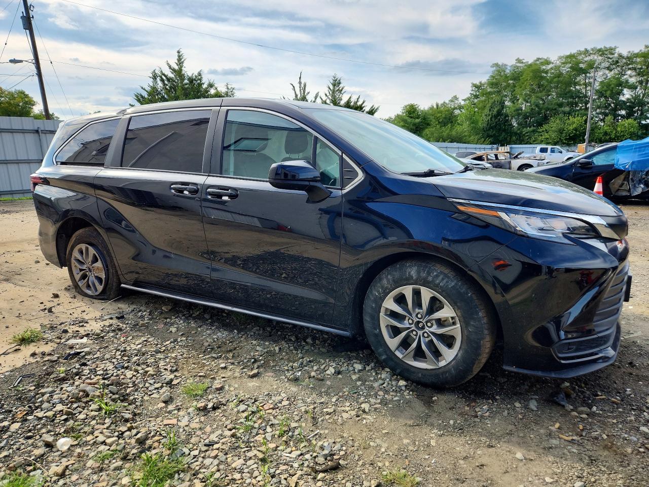 2022 Toyota Sienna Le - zdjęcie 4