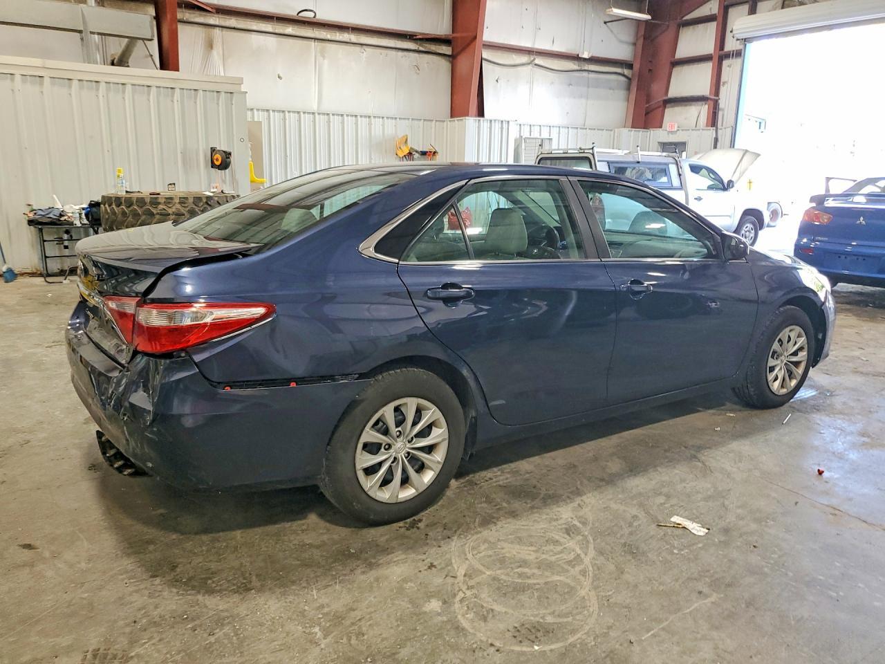 2016 Toyota Camry Le - zdjęcie 3