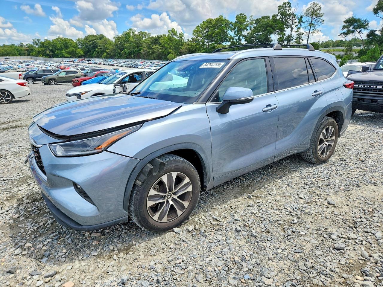 2021 Toyota Highlander Xle - zdjęcie główne