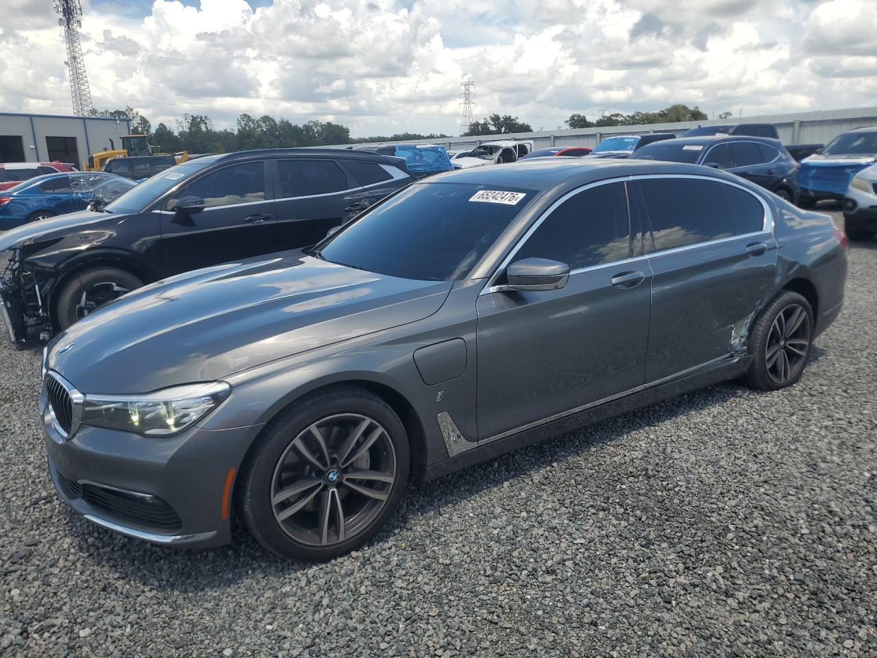 2018 BMW Seria 7 740e - zdjęcie główne
