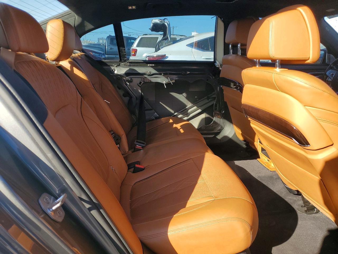 2016 BMW Seria 7 750i - zdjęcie 10