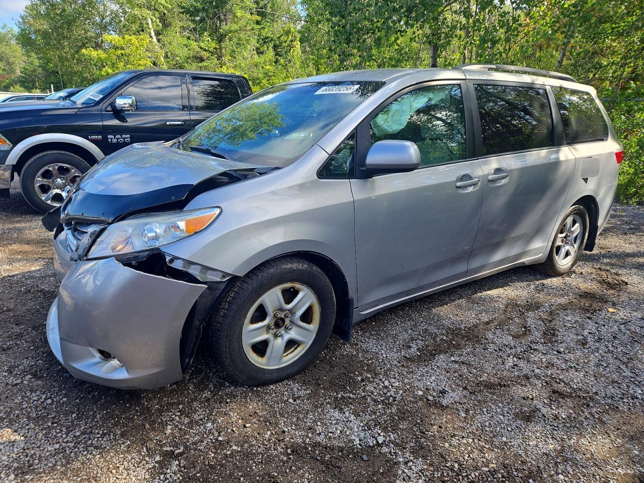 2015 Toyota Sienna Le - zdjęcie główne