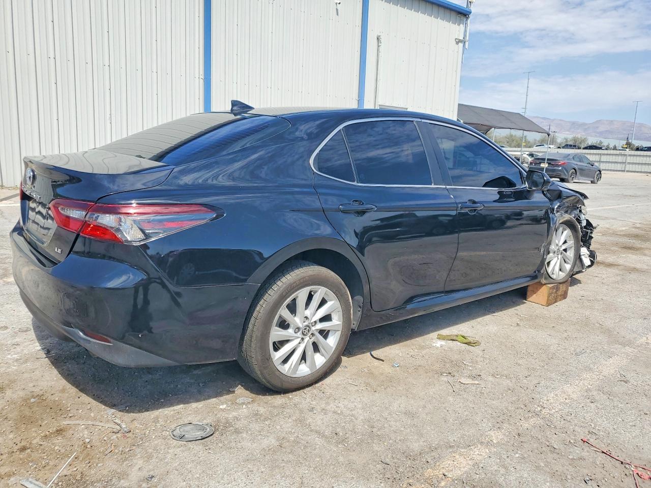 2023 Toyota Camry Le - zdjęcie 3