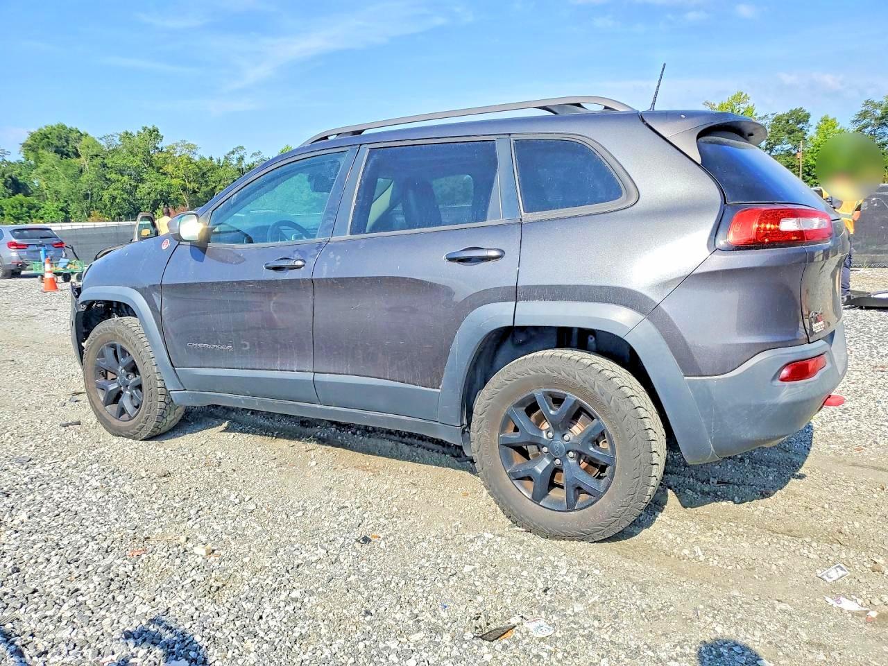 2015 Jeep Cherokee Trailhawk - zdjęcie 2