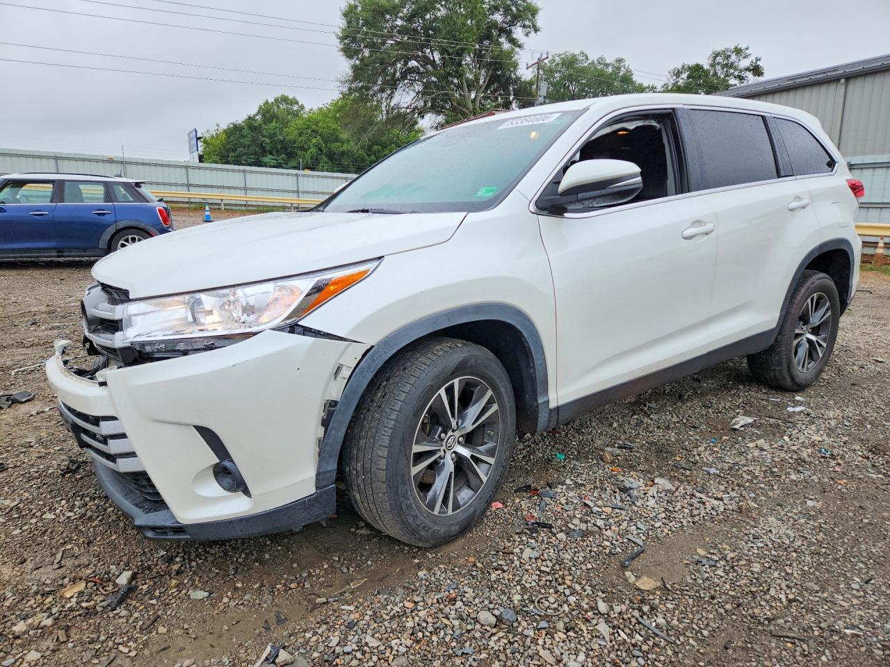 2019 Toyota Highlander Le - zdjęcie główne