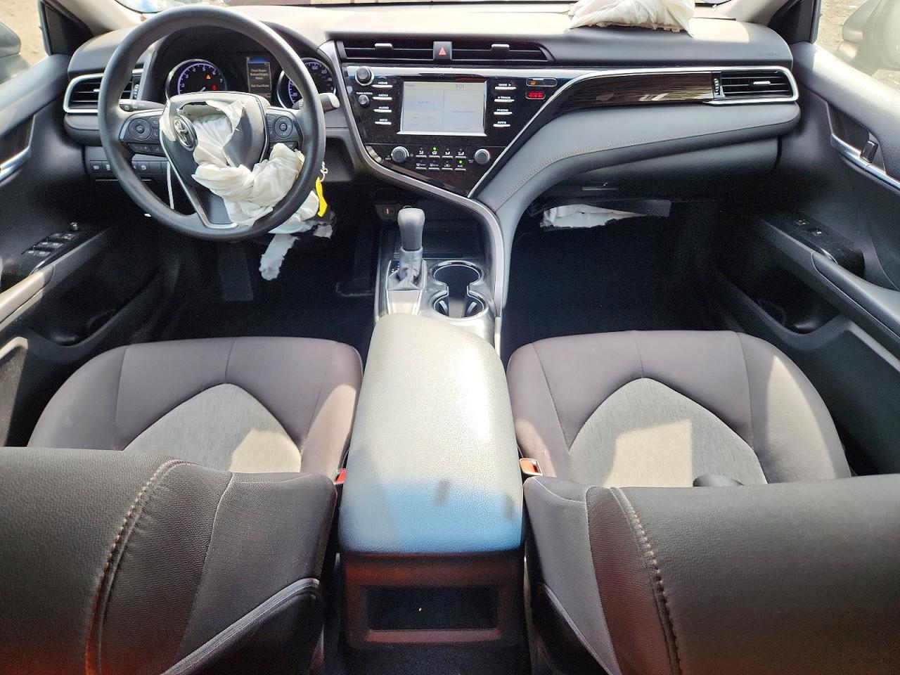 2018 Toyota Camry Le - zdjęcie 8