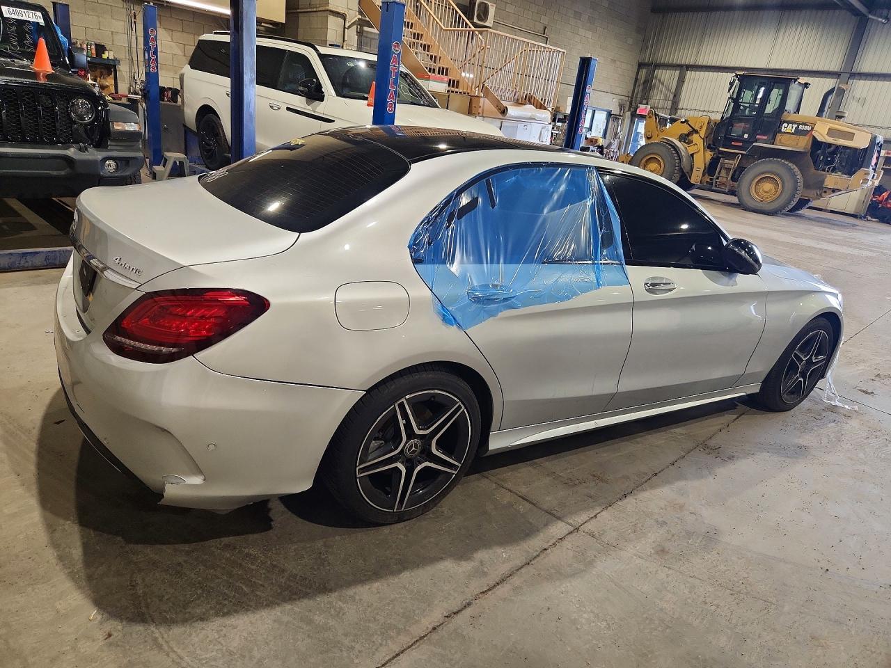 2021 Mercedes-Benz C 300 4Matic - zdjęcie 3