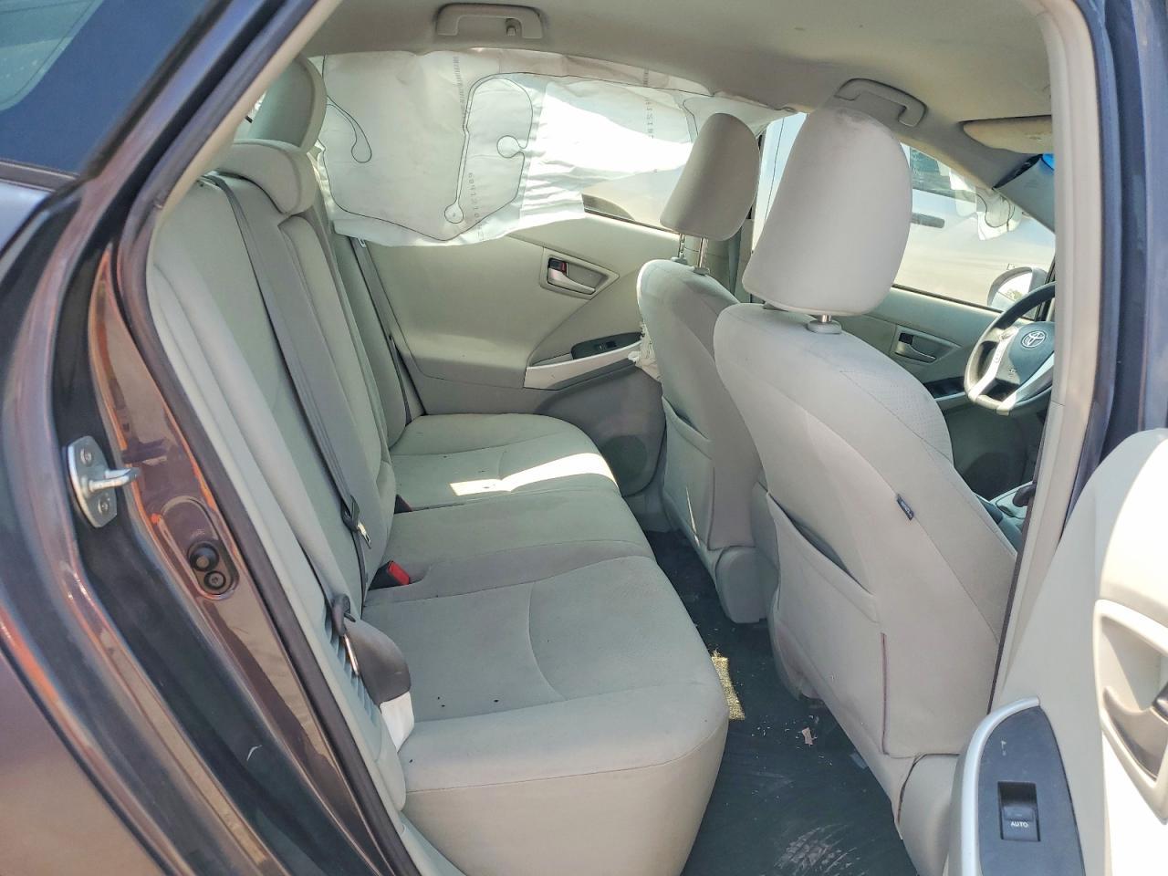 2013 Toyota Prius Two - zdjęcie 10
