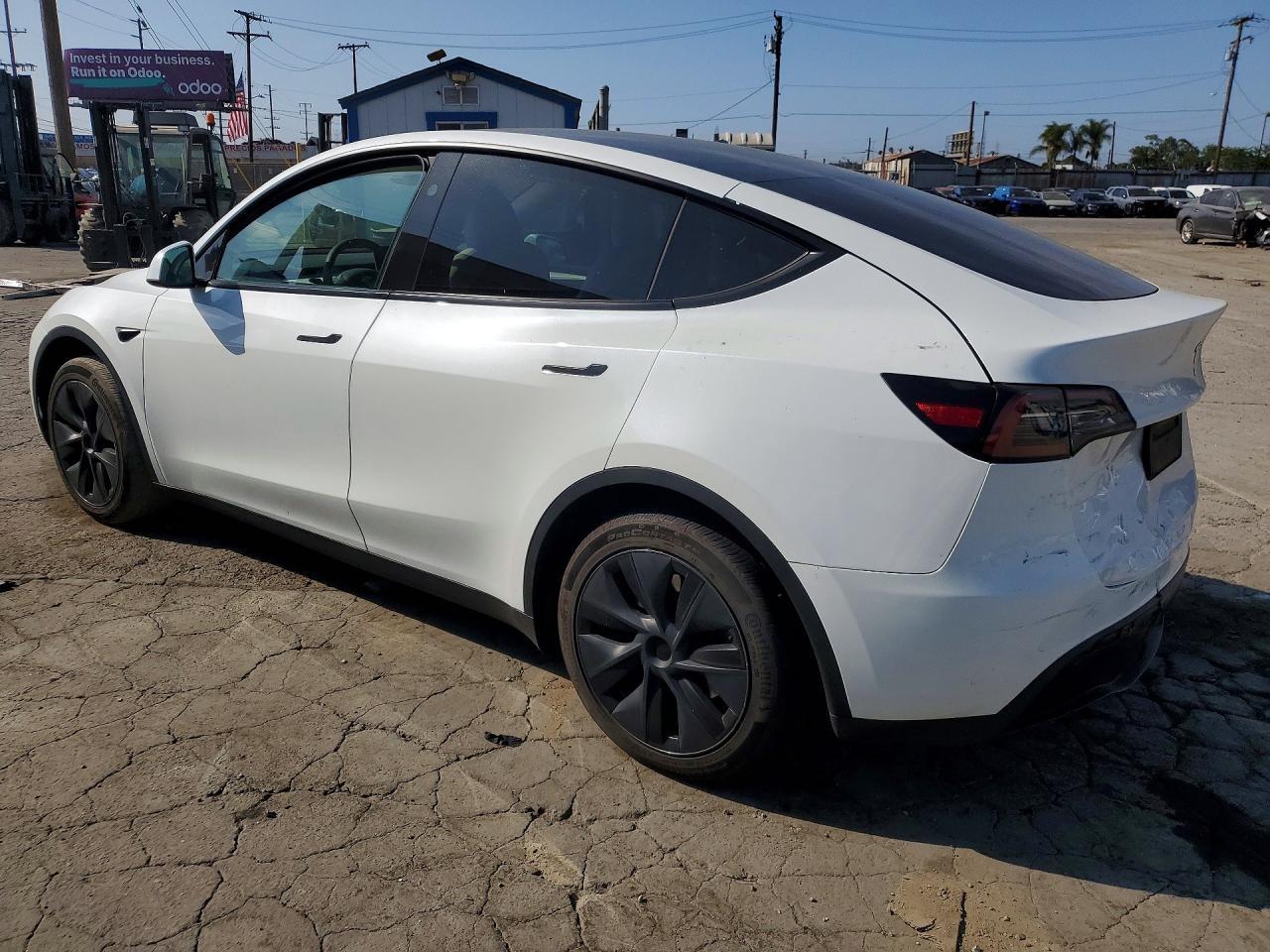 2025 Tesla Model Y - zdjęcie 2