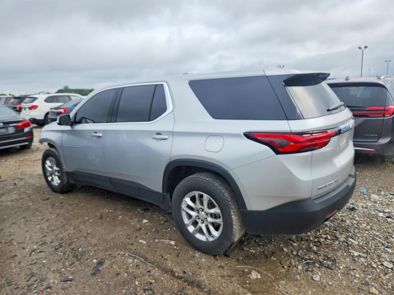 2022 Chevrolet Traverse Ls - zdjęcie 2