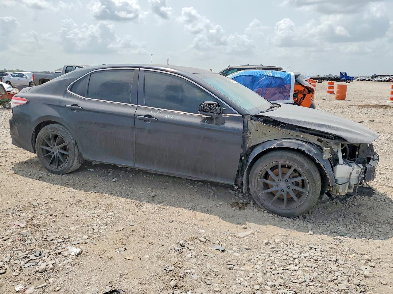 2019 Toyota Camry Le - zdjęcie 4