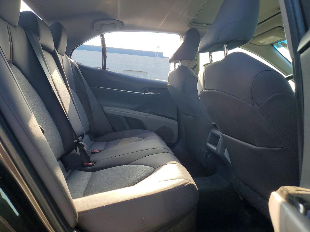 2020 Toyota Camry Le - zdjęcie 10