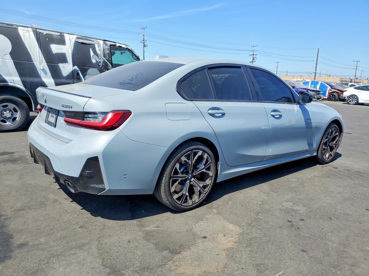 2025 BMW 330I - zdjęcie 3