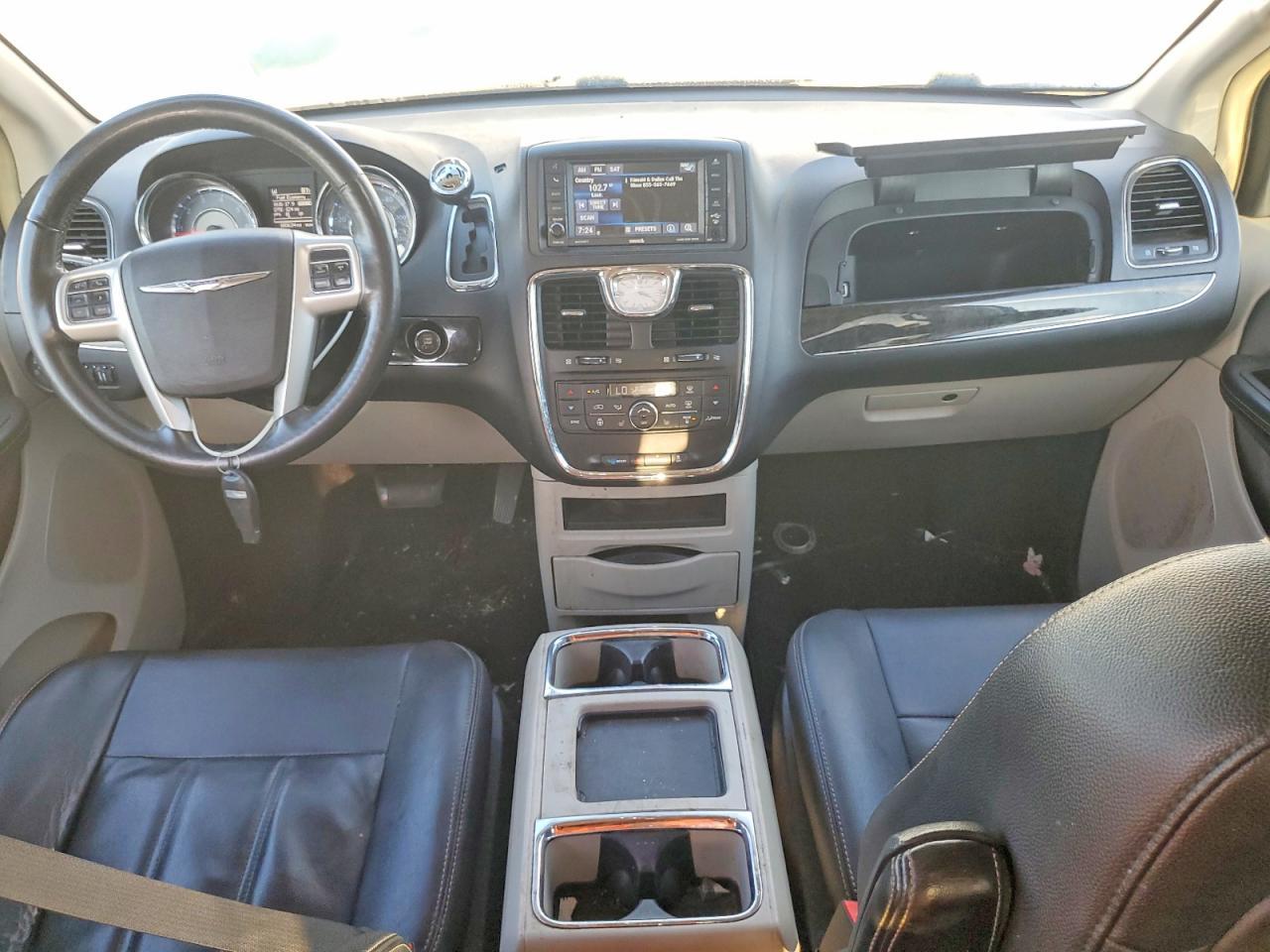 2016 Chrysler Town & Country Touring - zdjęcie 8