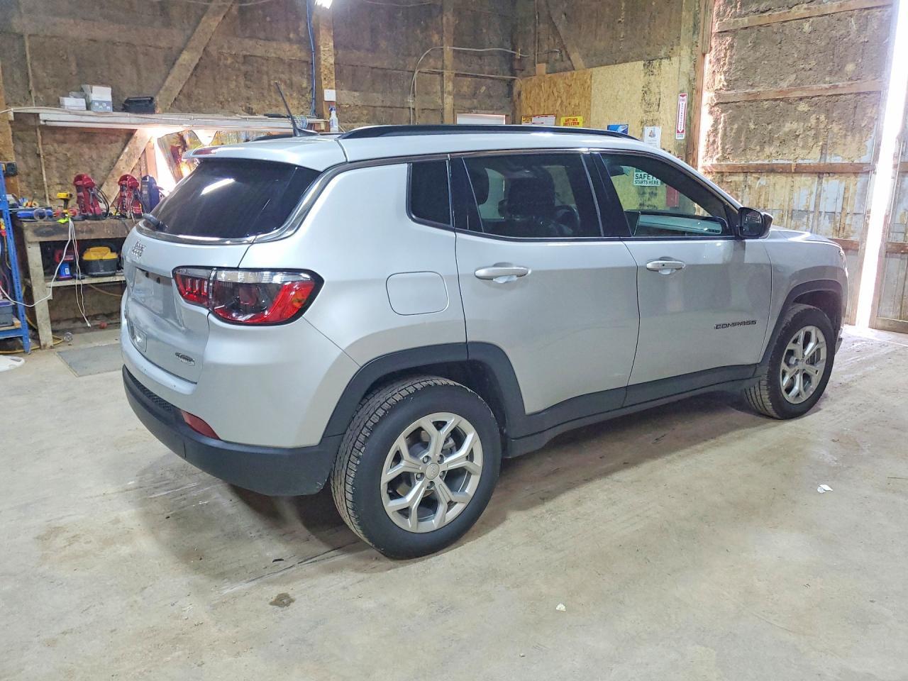 2024 Jeep Compass Latitude - zdjęcie 3