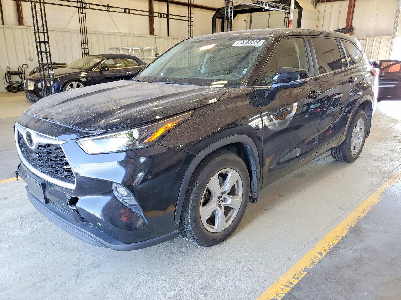 2023 Toyota Highlander Le - zdjęcie główne