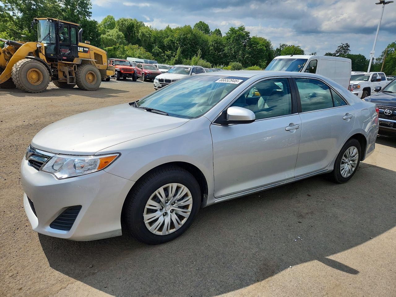 2013 Toyota Camry Le - zdjęcie główne
