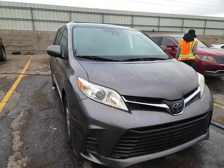 2018 Toyota Sienna Le - zdjęcie 13