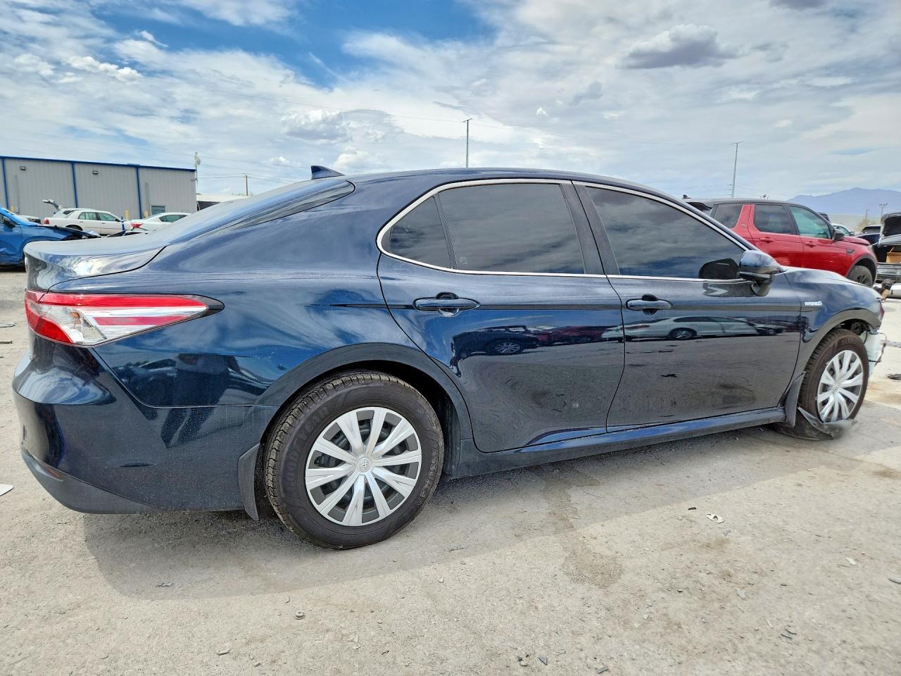2019 Toyota Camry Le - zdjęcie 3
